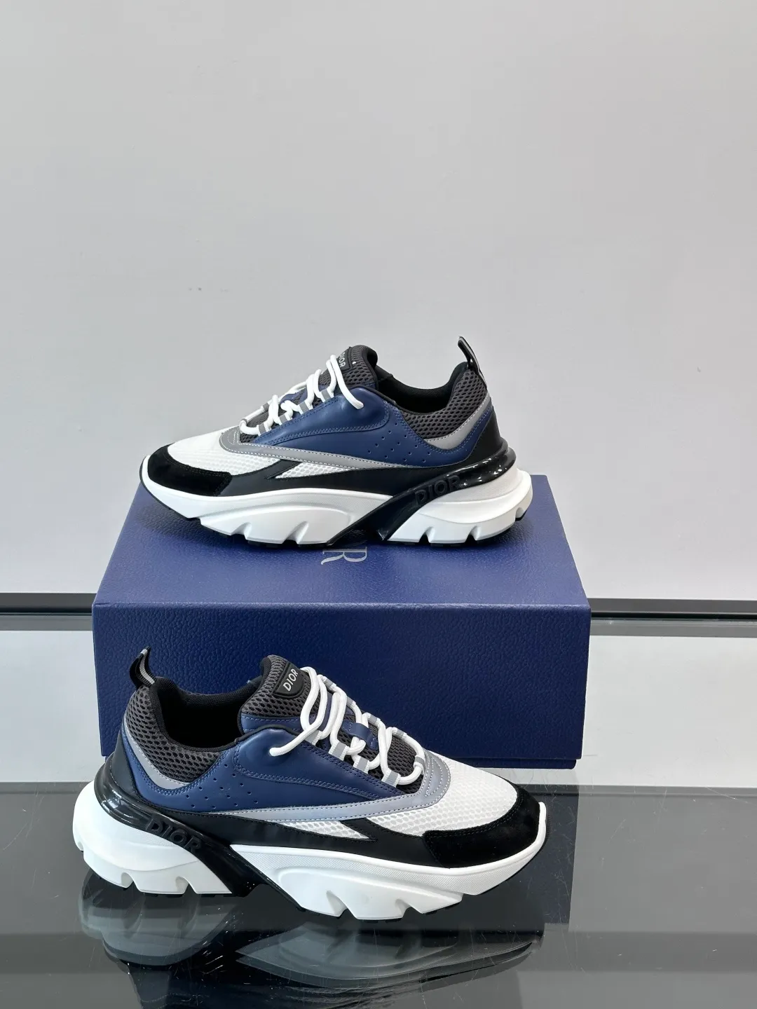 Men's shoes 💰p520 "Dior" B22 retro jogging shoes, inspired by classic jogging shoes, low-top thick sole design, cow leather + mesh fabric splicing, perfect texture and breathable. The black and white engraved rubber sole has great grip and comfort, and is OK for daily wear or sports! There is an embossed "CD" logo on the side of the shoe, which is low-key and recognizable. Rich colors, black and white, gray and blue, etc., versatile and fashionable, loved by European and American hip-hop circles and bloggers, a must-have for trendy wear size: 39-44 (customized at 45.46)
